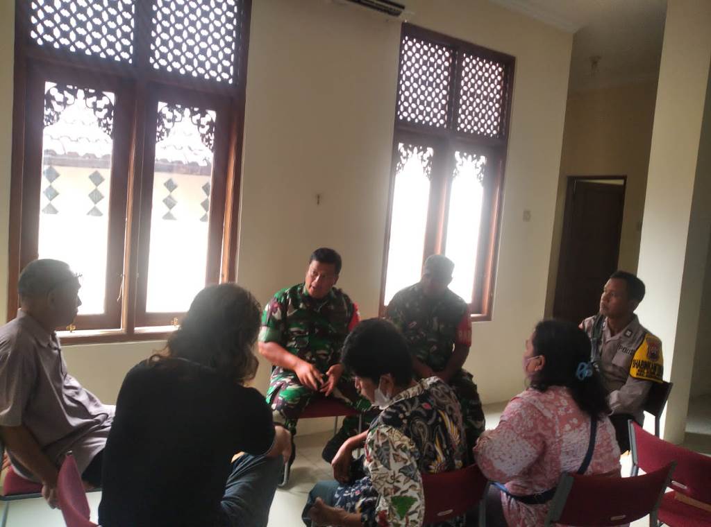 Tingkatkan Sinergitas Babinsa Kemlayan Komsos dengan Tokoh Masyarakat