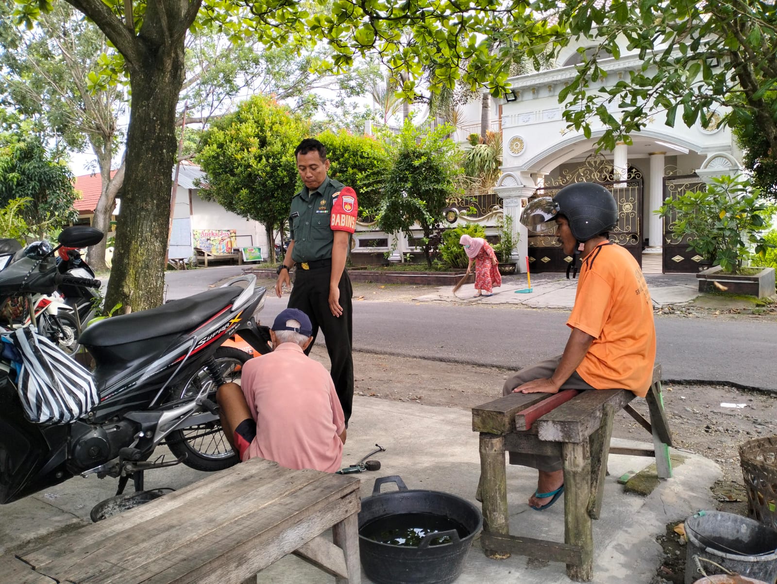 Komsos Babinsa Pucangsawit Menyasar Tukang Tambal Ban Dan Servis Sepeda, Ini Alasanya