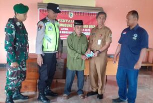 Warga Terima Bantuan, Babinsa Koramil Ngadirojo Aktif Berikan Pendampingan Penyaluran BLT-DD,