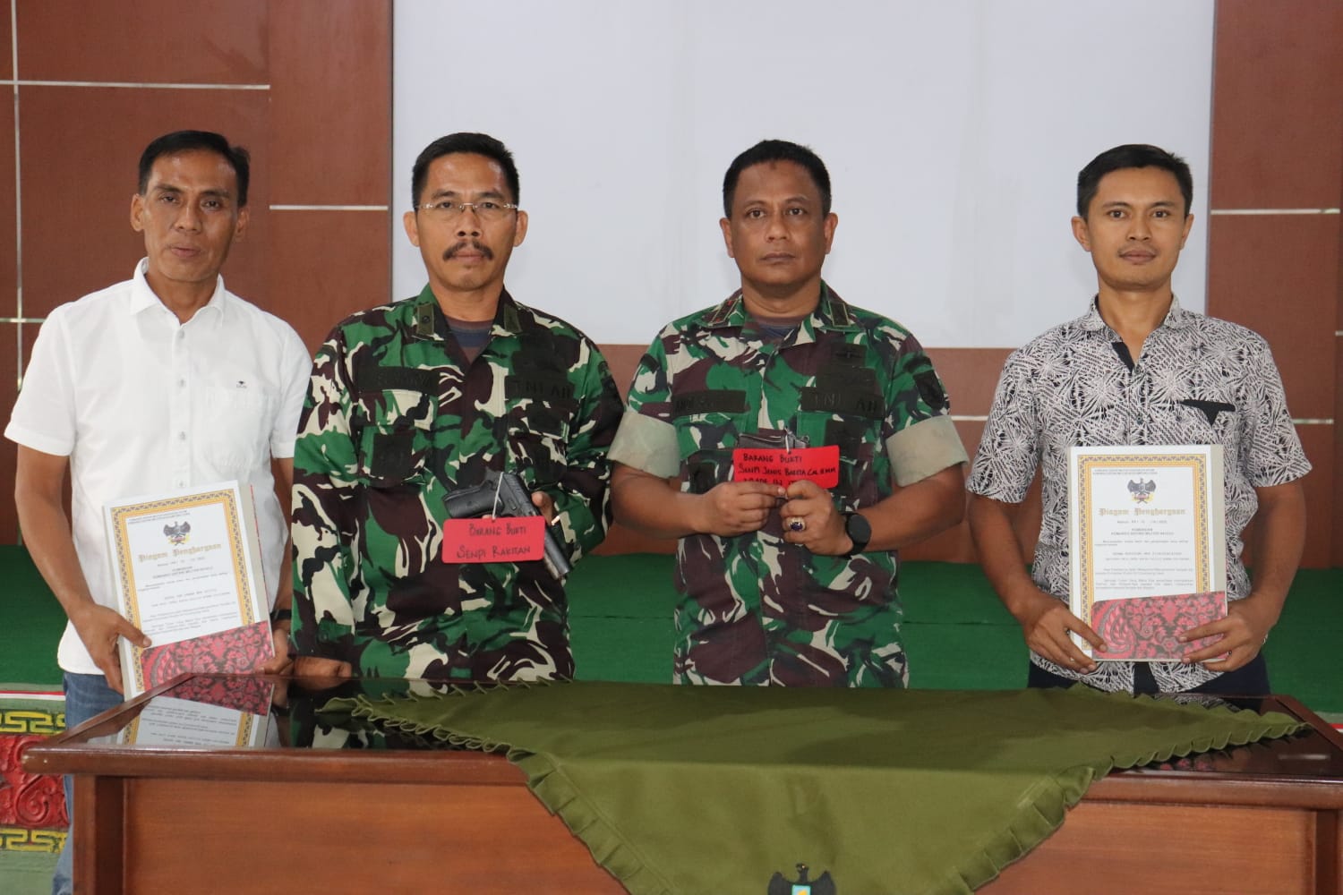 Warga di Lampura serahkan Senpi Ilegal ke Kodim 0412/LU