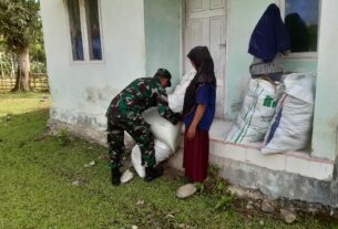 Menjadi Solusi , Serma Herman Bantu Petani Jemur Hasil Panen Padi Di Wilayah Binaannya