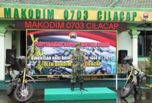 Dandim Cilacap Serahkan Sepeda Motor Dinas Babinsa dan Bingkisan Hari Raya Idul Fitri 1444 H