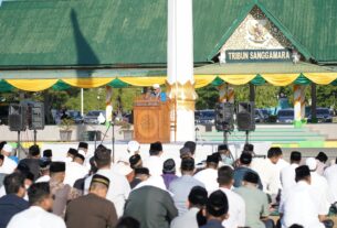 Pangdam IM bersama Masyarakat Aceh melaksanakan Shalat Idul Fitri 1 Syawal 1444 H tahun 2023 di Lapangan Blang Padang