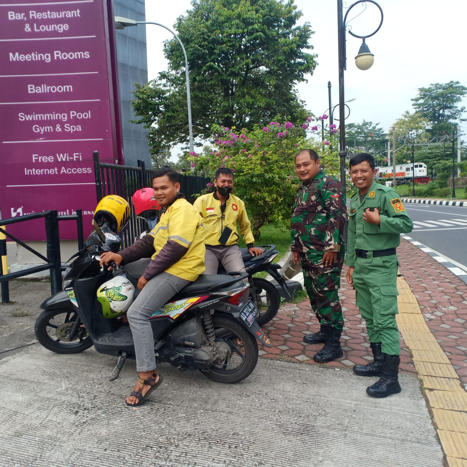 Perbanyak Mitra Karib Babinsa Sondakan Komsos Dengan Driver Ojek Online