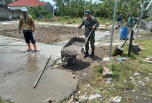 Wujud Kemanunggalan TNI dan Rakyat, Babinsa Bantu Pembuatan Lapangan Volly