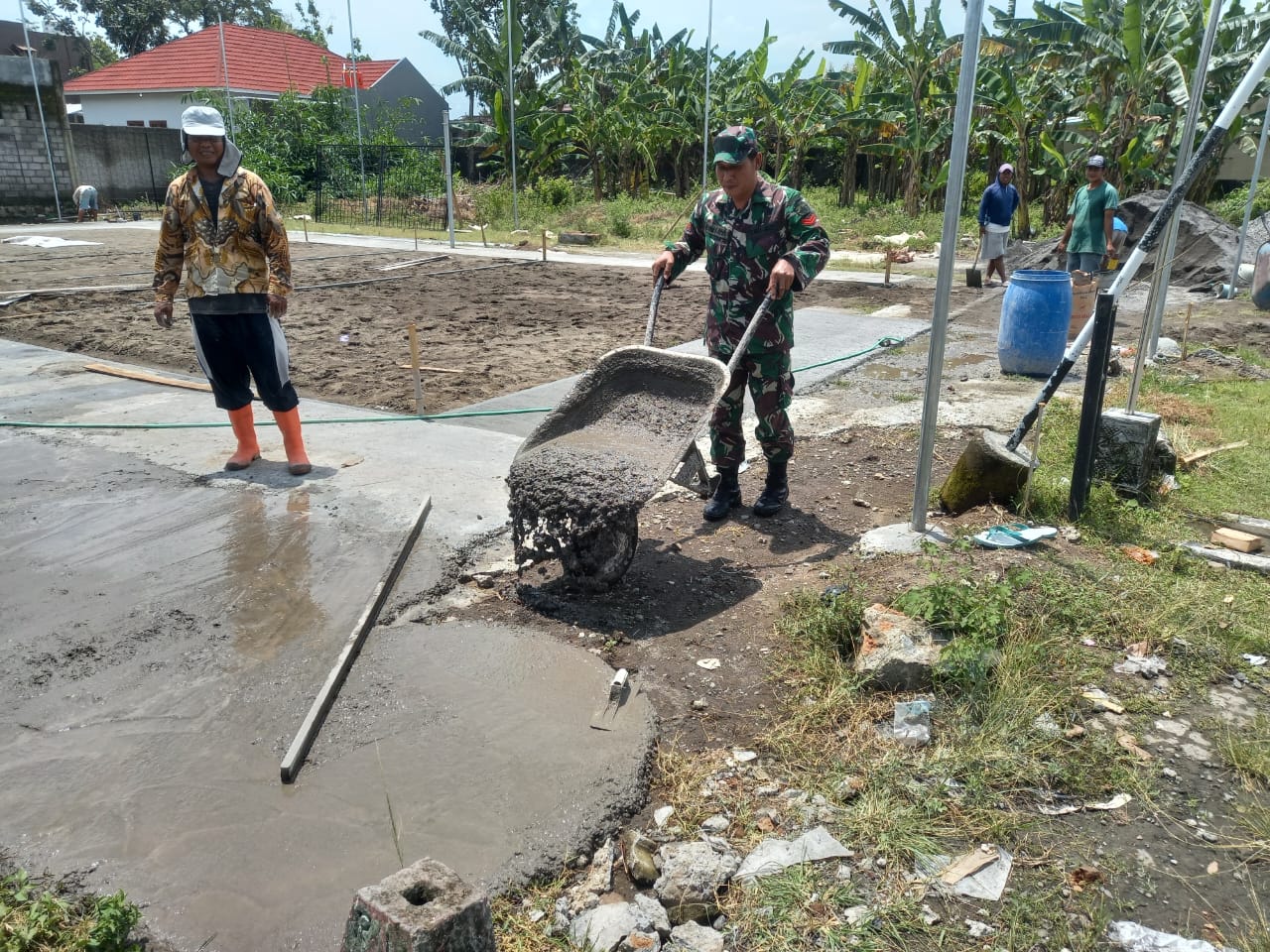 Wujud Kemanunggalan TNI dan Rakyat, Babinsa Bantu Pembuatan Lapangan Volly