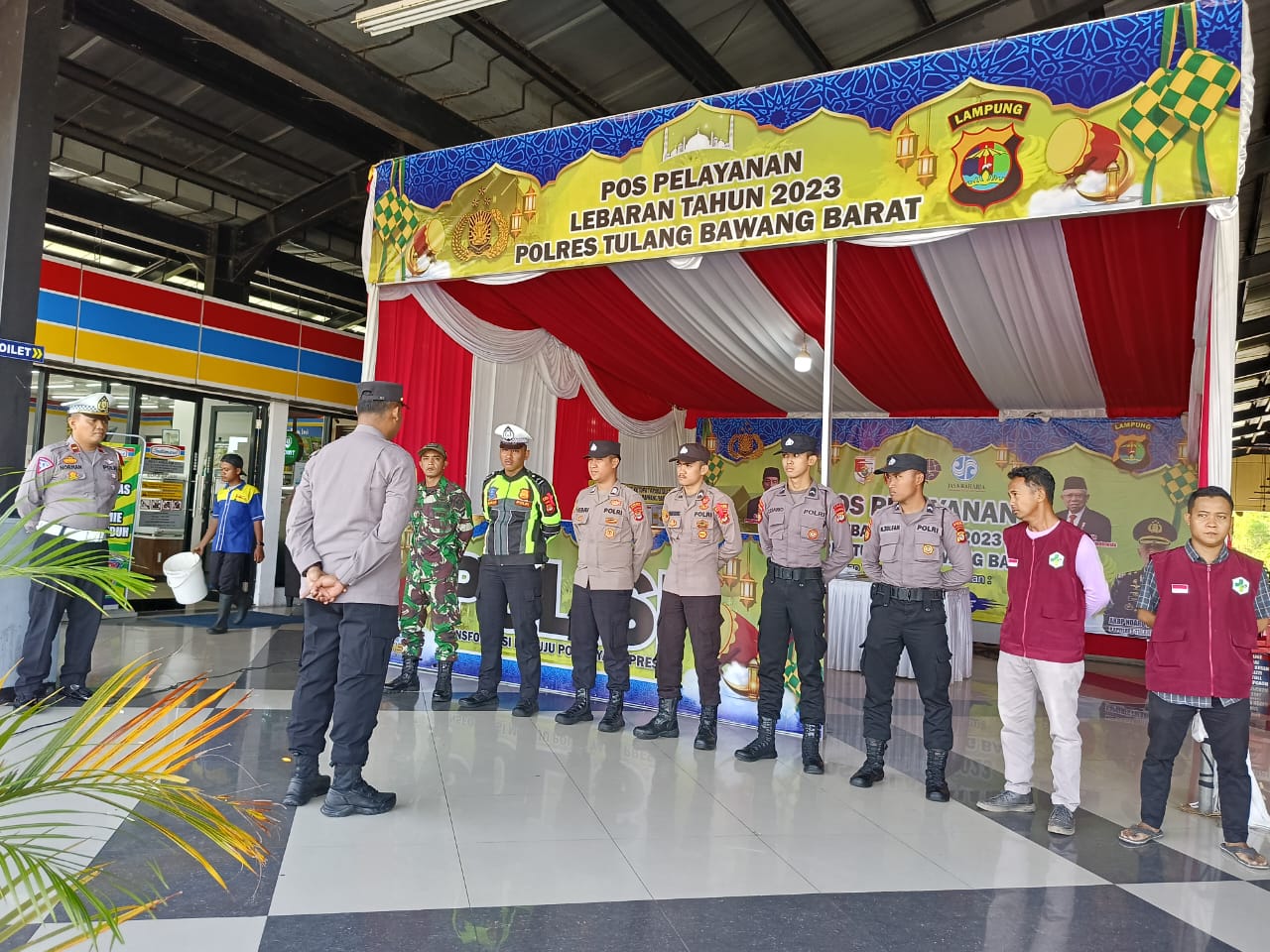 Wujud Sinergitas, Pos Yan Ketupat Krakatau 2023 Rest Area 215 B Laksanakan Apel Pagi Bersama TNI-POLRI.