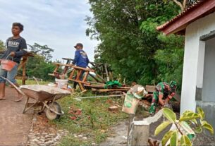 Wujudkan Kondusifitas Lingkungan, Babinsa Tanjung Bantu Warga Bangun Poskampling