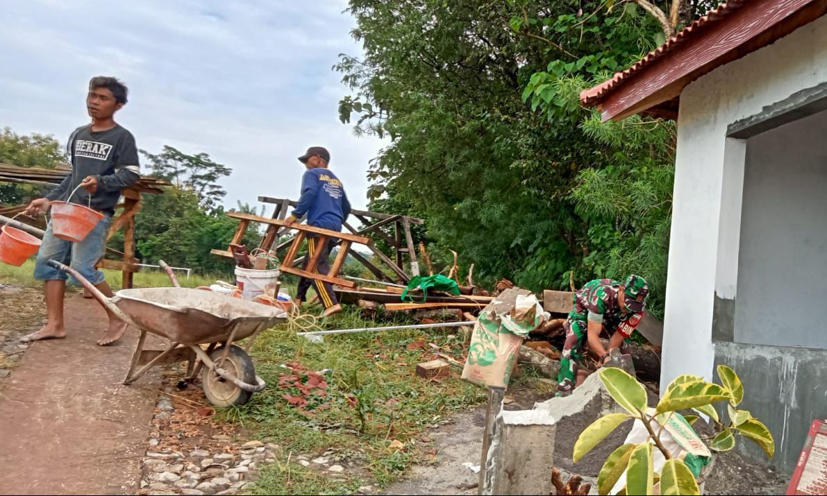 Wujudkan Kondusifitas Lingkungan, Babinsa Tanjung Bantu Warga Bangun Poskampling