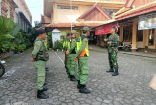 Wujudkan Linmas Yang Tangguh, Bati Bakti TNI Koramil 03/Serengan Berikan Pelatihan PBB.