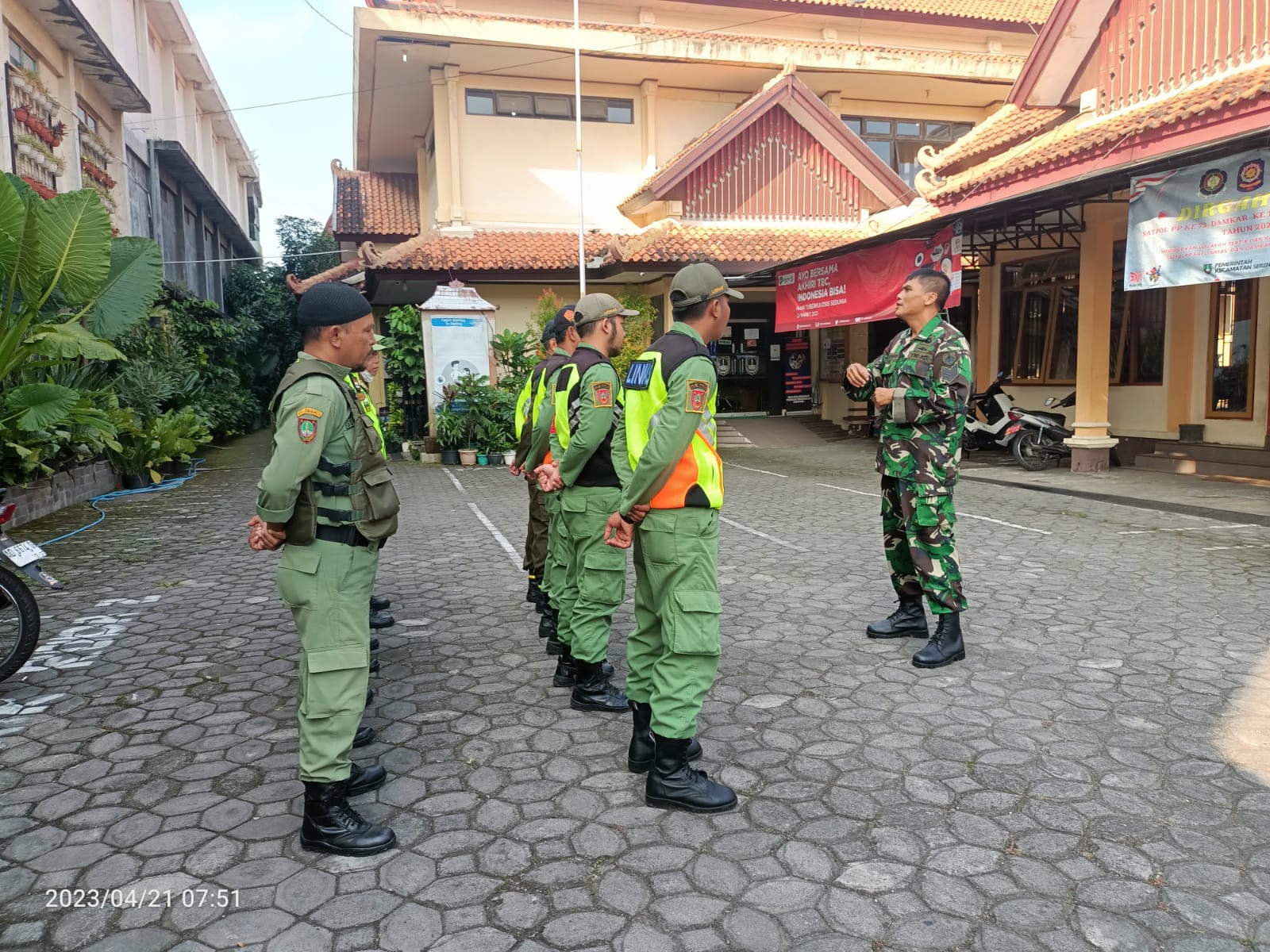 Wujudkan Linmas Yang Tangguh, Bati Bakti TNI Koramil 03/Serengan Berikan Pelatihan PBB.