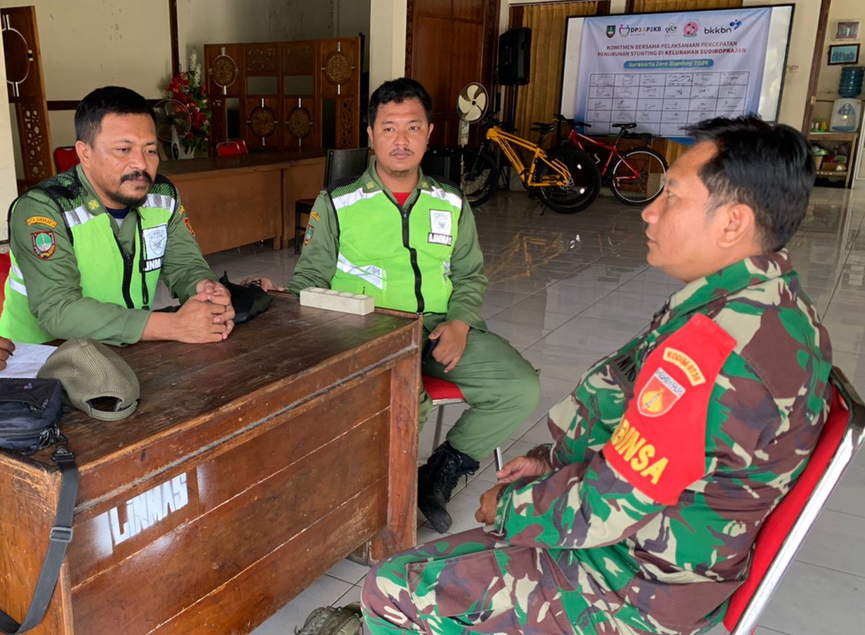 Wujudkan Sinergitas Babinsa Koramil 04/Jebres Bersama Linmas Ikuti Rembug Keamanan wilayah