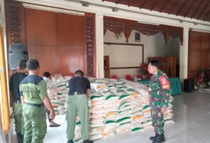 Yakinkan Tepat Sasaran, Babinsa Sudiroprajan Kawal Pendistribusian 382 Karung Beras Kepada Warga