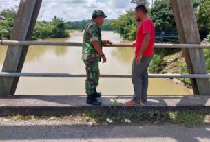 Antisipasi Banjir, Babinsa Koramil 01/Sungai Mas Ajak Warga Cek Volume Air Krueng Woyla