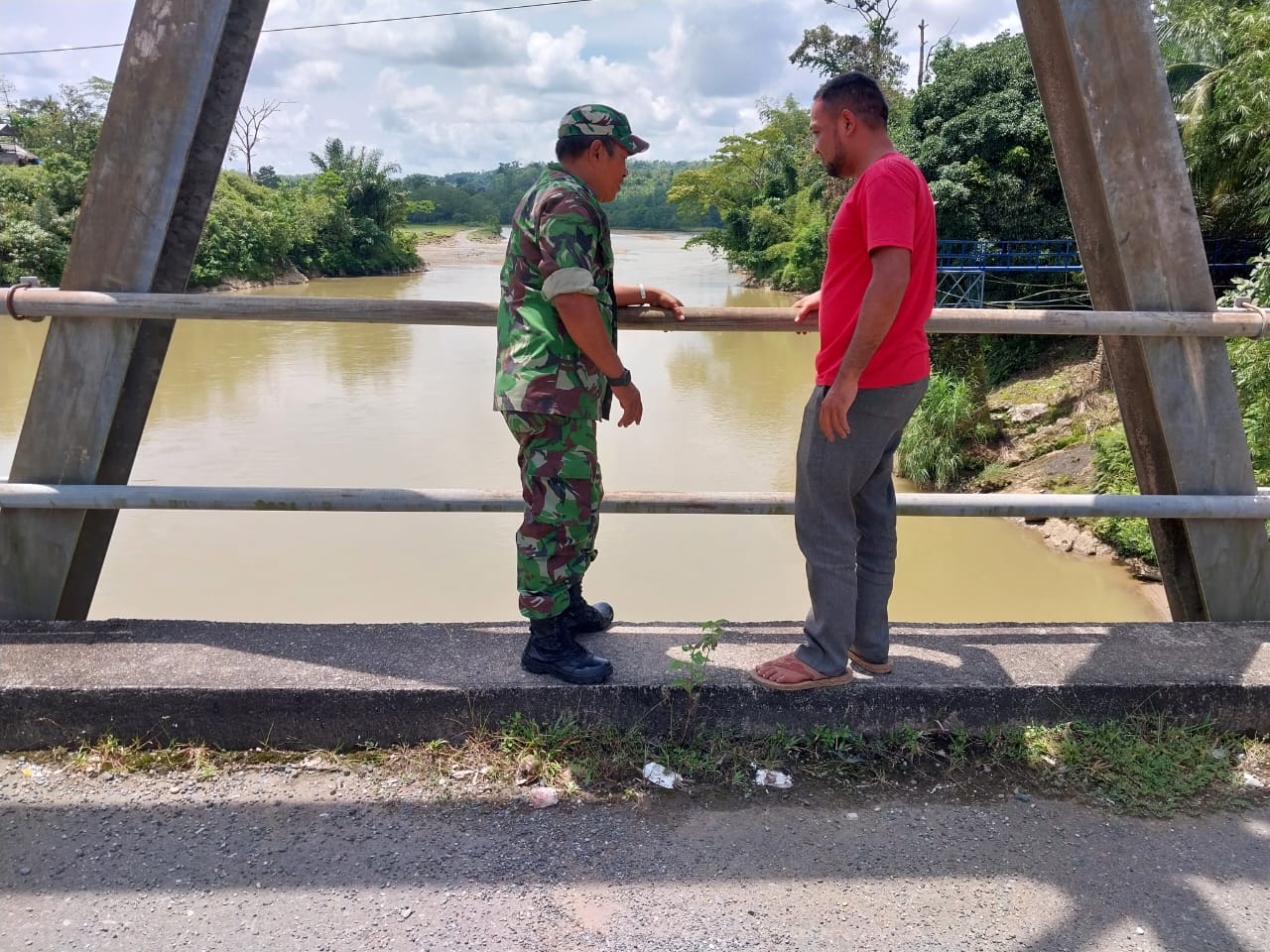 Antisipasi Banjir, Babinsa Koramil 01/Sungai Mas Ajak Warga Cek Volume Air Krueng Woyla