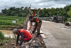 Babinsa Bantu Dan Awasi Pembangunan Jembatan Antara Desa Glonggong Dan Sempu