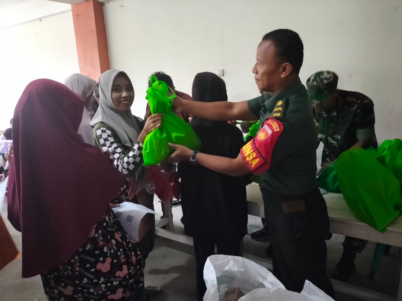 Babinsa Bantu Percepatan Distribusi Daging dan Telur Ayam Program Pengentasan Stunting