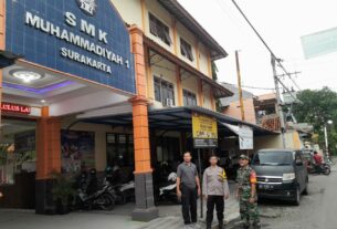 Babinsa Jotakan Pantau pengumuman Kelulusan SMK Muhammadiyah 1 Surakarta