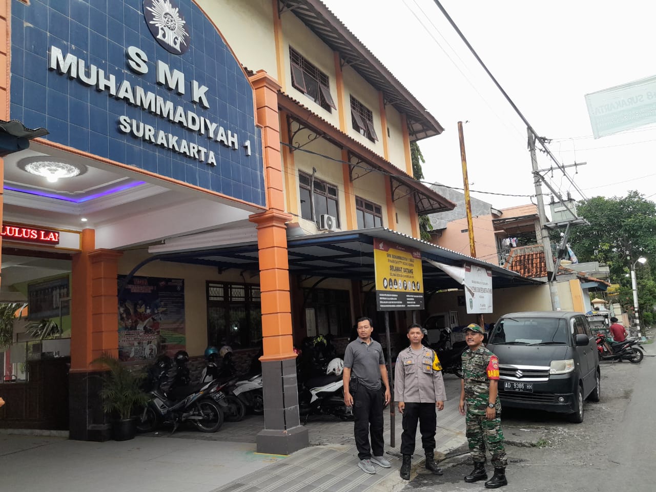 Babinsa Jotakan Pantau pengumuman Kelulusan SMK Muhammadiyah 1 Surakarta