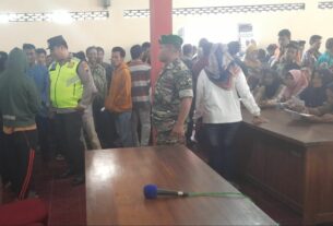 Babinsa Karangtengah Dampingi Penyaluran Bantuan Pangan Bagi Warga Dari Lima Desa