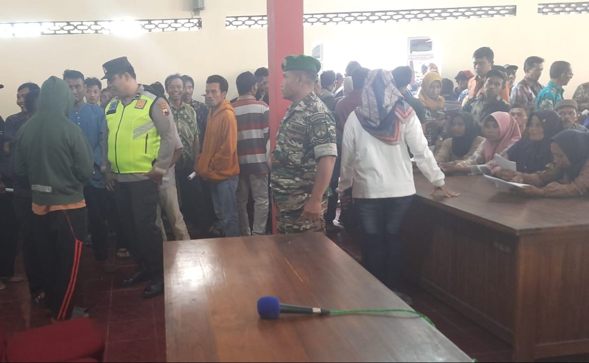 Babinsa Karangtengah Dampingi Penyaluran Bantuan Pangan Bagi Warga Dari Lima Desa