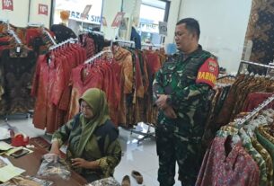 Babinsa Kemlayan Pantau Keramaian di batik Danar Hadi