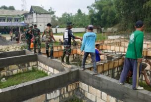 Babinsa Kepohbaru Bojonegoro bantu percepatan Pembangunan Ponpes Mambaul Falah Brangkal