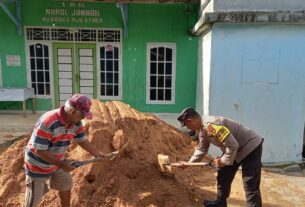 Bangun Sikap Gotong Royong, TNI-Polri Bantu Pembuatan Talud untuk Warga