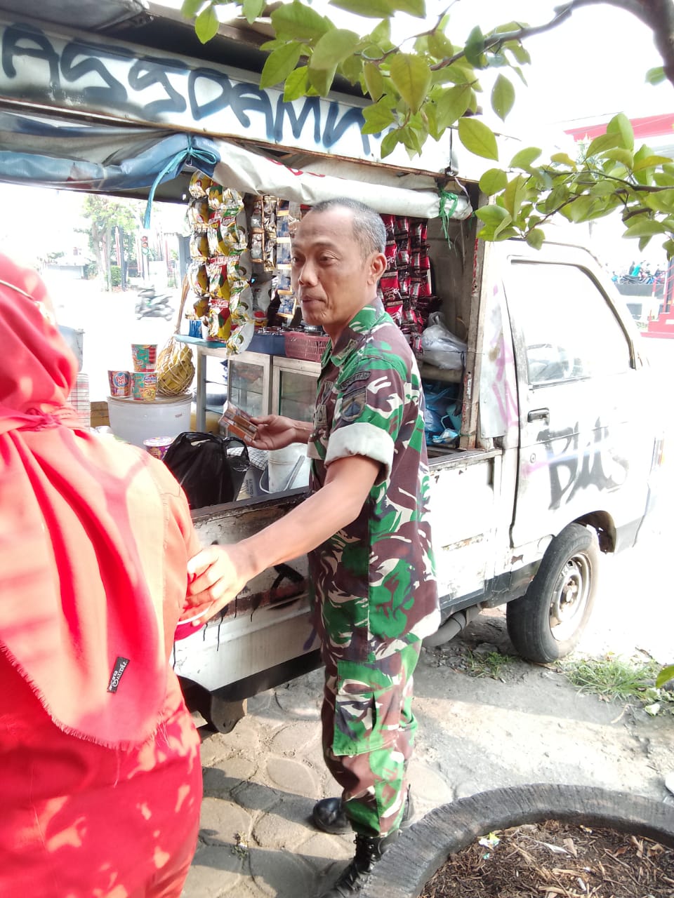 Batuud Koramil 03 Serengan Motivasi Pelaku UMKM PKL di Jalan Veteran