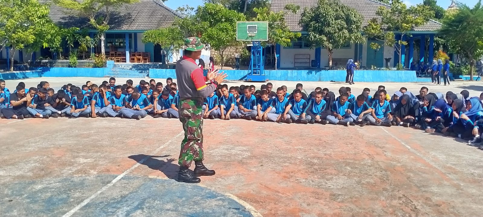 Bentuk Sikap Mental Dan Karakter, Prajurit TNI Di Giritontro Berikam Pelatihan PBB Dan Kesemaptaan Pelajar SMKN 1 Kelautan