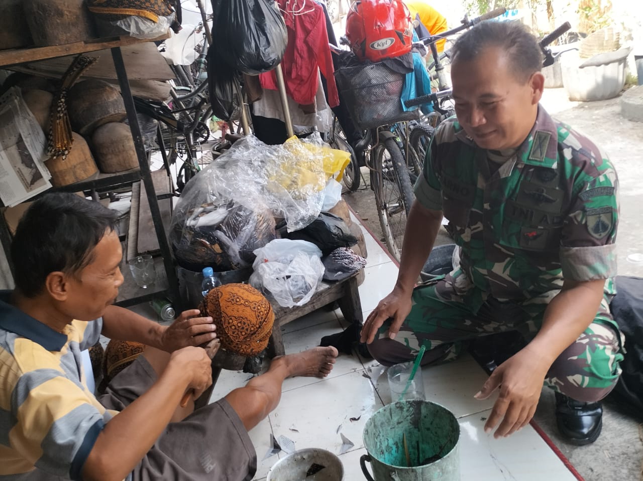 Berikan Motivasi Semangat kerja, Danramil Serengan Komsos Dengan Pengrajin Blangkon.