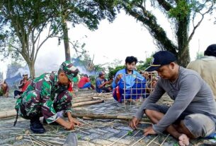 Bersama Warga Desa Sudah, Babinsa Koramil Malo Bojonegoro bersih-bersih Area Makam