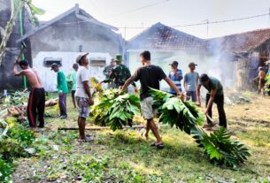 Bersama Warga Dusun Kauman, Babinsa Sumberrejo Bojonegoro laksanakan Karya Bakti Persiapan Hari Raya Idul Adha 1444 Hijriyah