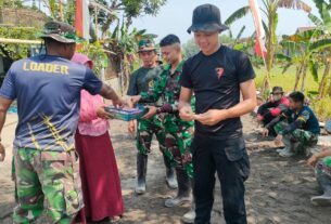 Bu Rini Sehari-Hari Kirim Makanan Untuk Satgas TMMD Dan Warga Yang Bekerja