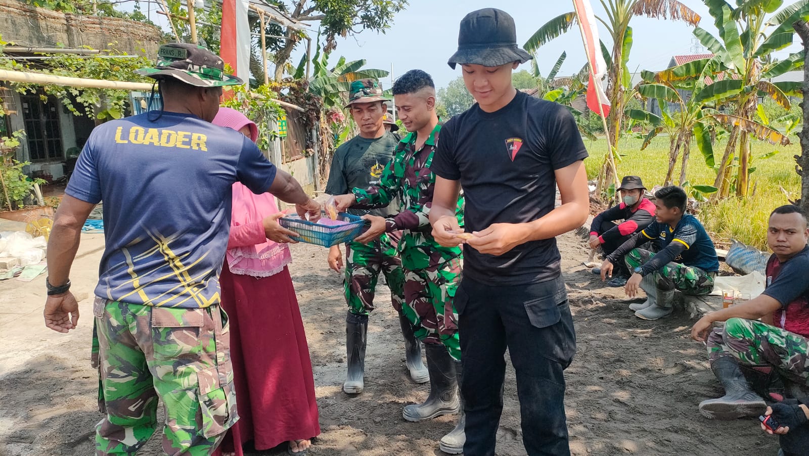 Bu Rini Sehari-Hari Kirim Makanan Untuk Satgas TMMD Dan Warga Yang Bekerja