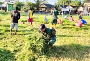 Bulan Bhakti Gotong Royong Masyarakat, Babinsa Kepohbaru Bojonegoro bersama Warga Bersihkan Lingkungan