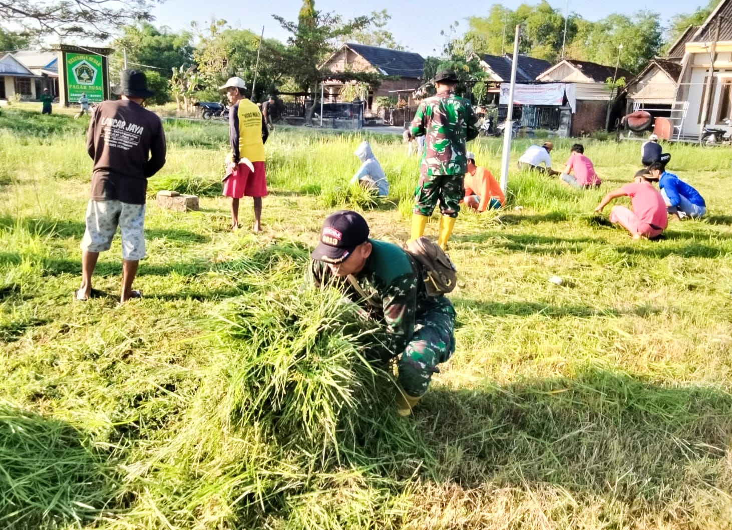 Bulan Bhakti Gotong Royong Masyarakat, Babinsa Kepohbaru Bojonegoro bersama Warga Bersihkan Lingkungan