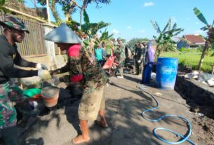 Cuaca Bukan Penghalang Semangat Kemanunggalan Satgas TMMD Dan Masyarakat