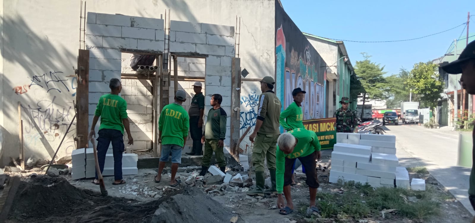 Cuaca Tak Menentu, Satgas TMMD Reguler Ke-116 Kodim 0735/Surakarta Kebut Pengerjaan MCK Umum