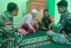 Dansatgas TMMD Reguler Ke-116 Kodim 0735/Surakarta Bersama Masyarakat Laksanakan Sholat Jum'at di Lokasi TMMD Kp Balong Baru