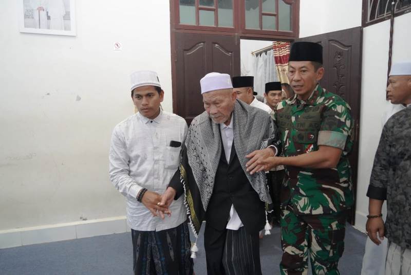 Dengan penuh Khidmat, Pangdam Iskandar Muda kunjungi Kediaman Ulama kharismatik Abu Kuta Krueng di Kab. Pidie Jaya.
