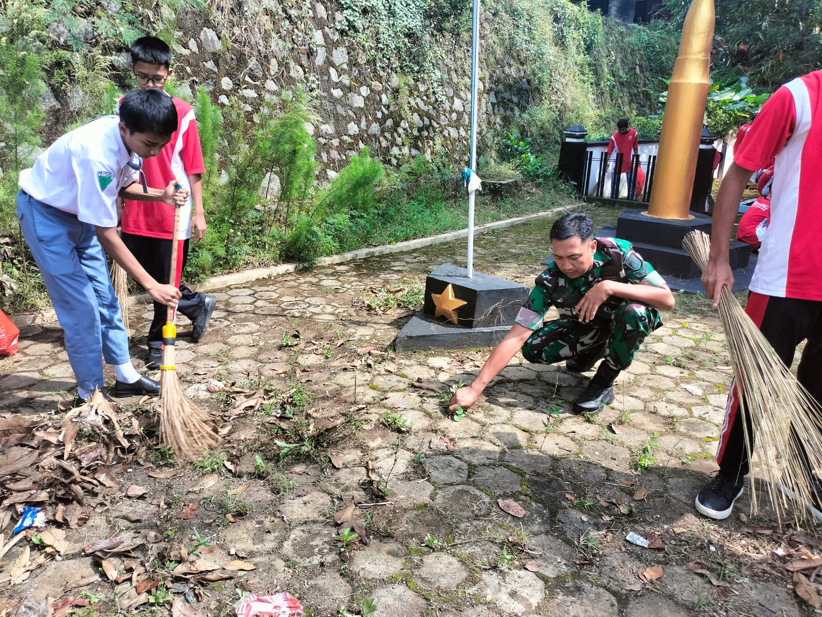 Di Jatisrono, Peringatan Hardiknas Diisi Dengan Pembersihan Lingkungan