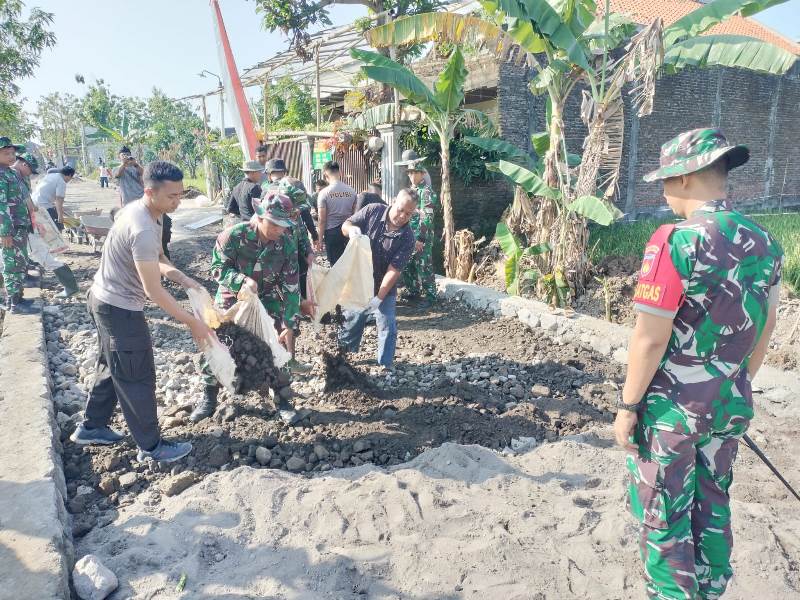 Dibawah Terik Matahari, Dansatgas TMMD Reguler Ke-116 Kodim 0735/Surakarta Tinjau Progres Pengerasan Jalan