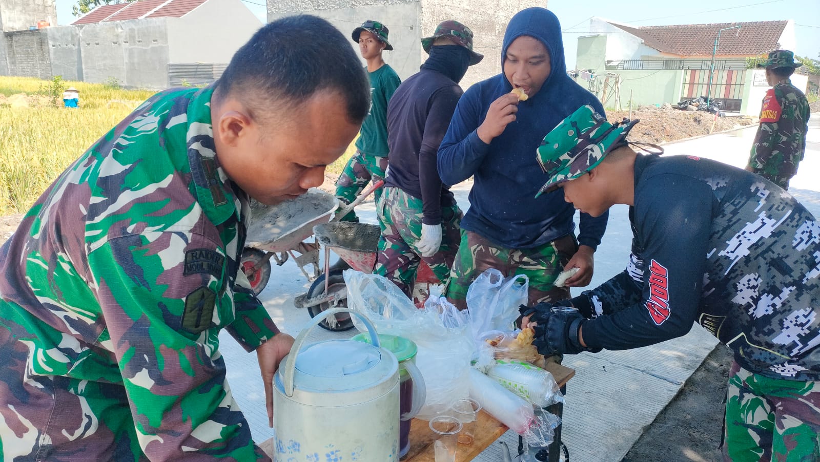 Dukung Satgas TMMD Reguler Ke-116 Kodim 0735/Surakarta, Ibu-ibu Bawakan Makanan Dan Minuman