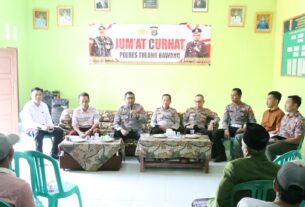 Gelar Jum'at Curhat, Polres Tulang Bawang Tampung Langsung Keluhan Warga Tri Tunggal Jaya