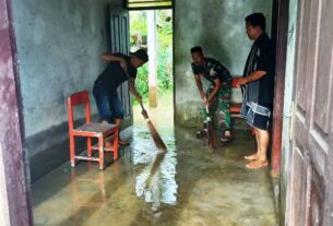Gerak Cepat Jajaran Babinsa Kodim 0105/Abar Bantu Warga Bersihkan Lumpur Rumah Sisa - Sisa Banjir