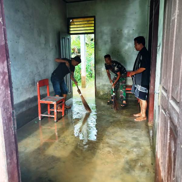 Gerak Cepat Jajaran Babinsa Kodim 0105/Abar Bantu Warga Bersihkan Lumpur Rumah Sisa - Sisa Banjir
