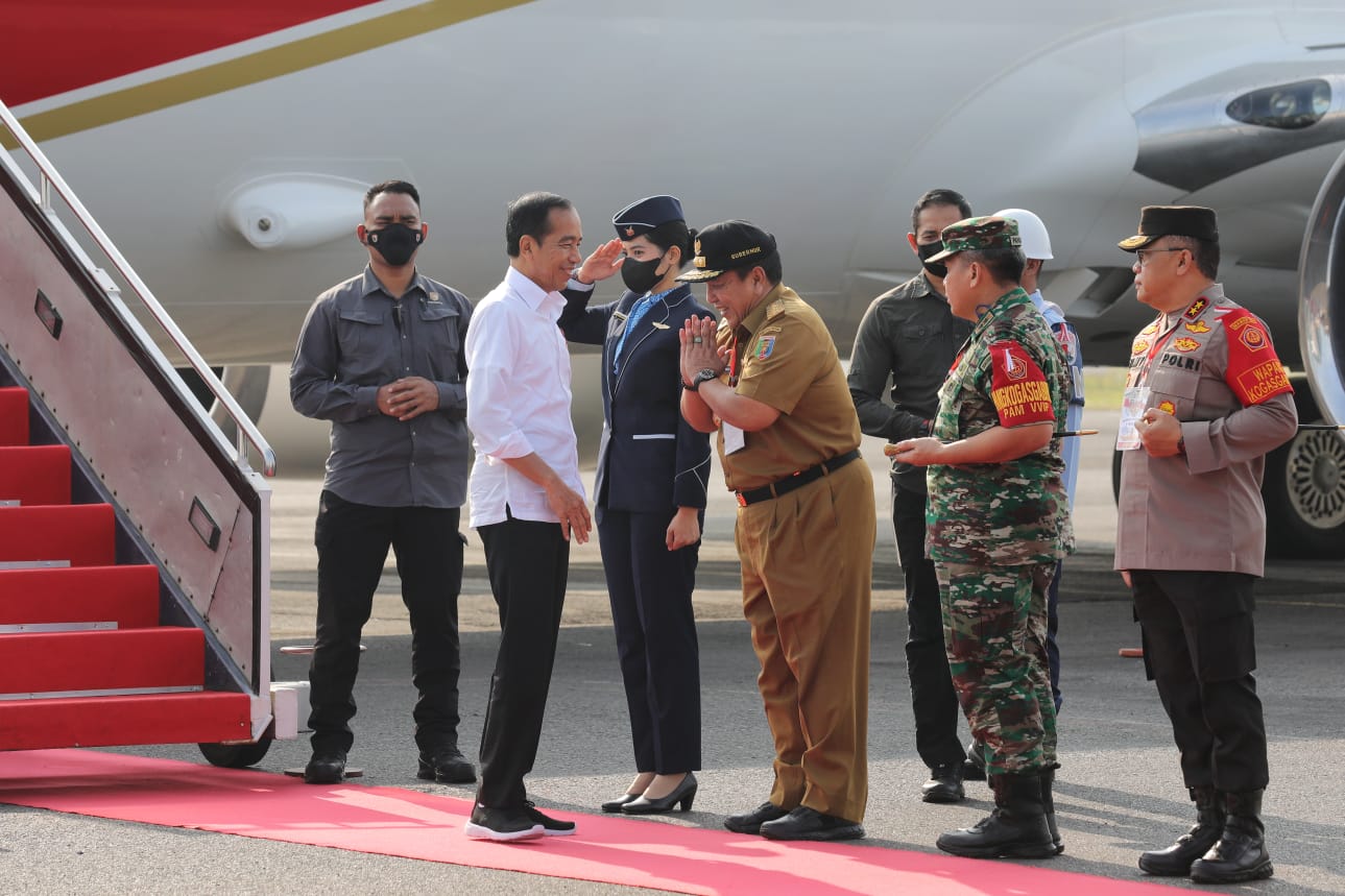 Gubernur Arinal dan Jajaran Forkopimda Sambut Kedatangan Presiden Jokowi di Bandara Raden Inten II