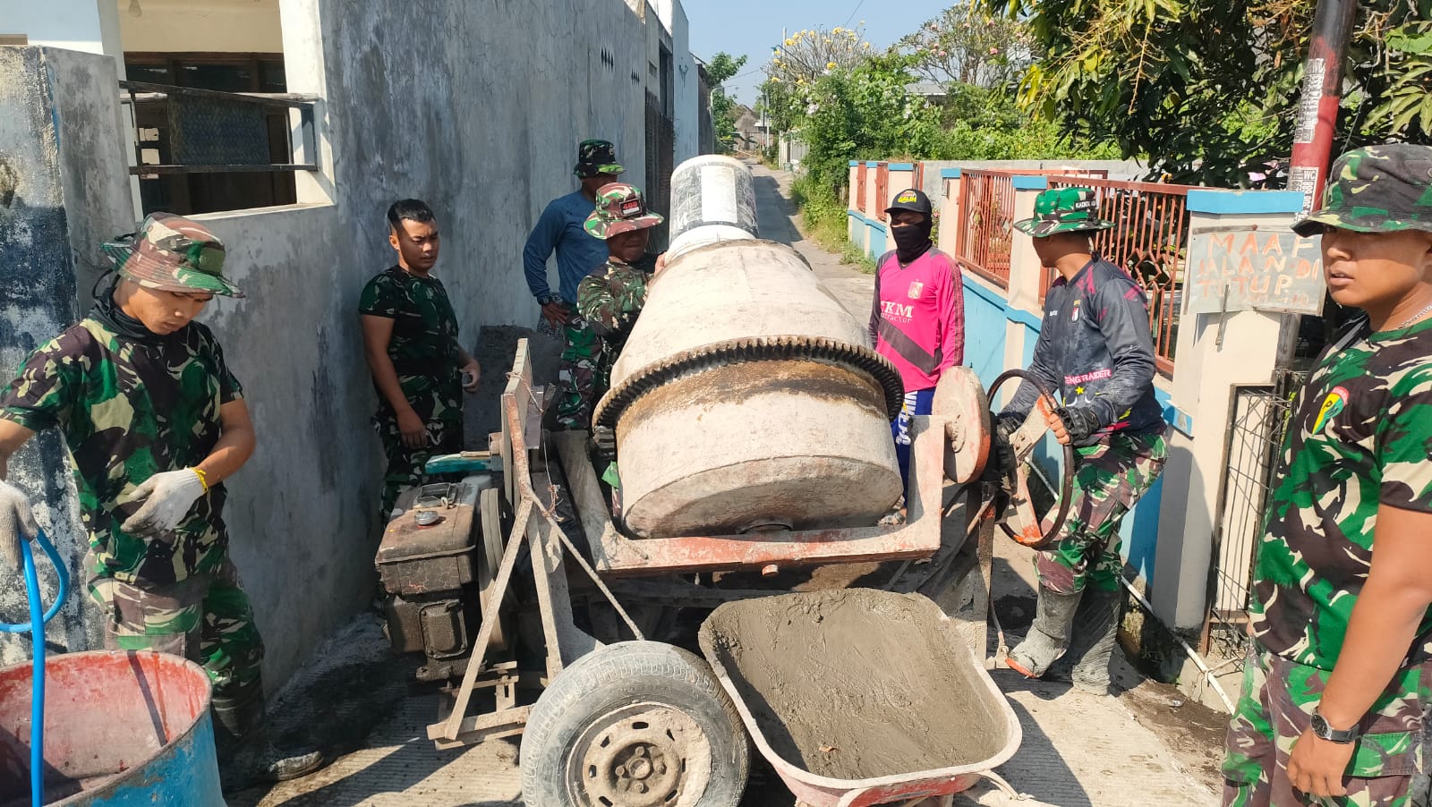 Gunakan Mesin Molen, Satgas TMMD Reguler Ke-116 Kodim 0735/Surakarta Genjot Sasaran Fisik Pengecoran Jalan