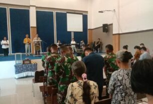 Ibadah Minggu, Personel Satgas TMMD Reguler Ke-116 Kodim 0735/Surakarta Yang Beragama Kristen Ikuti Ibadah di Gereja